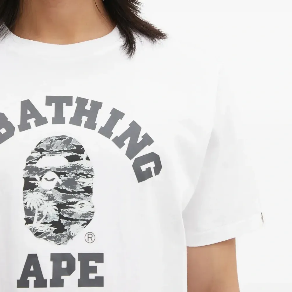 Футболка с графическим принтом "Колледж" и камуфляжным узором "Пальмовое дерево"