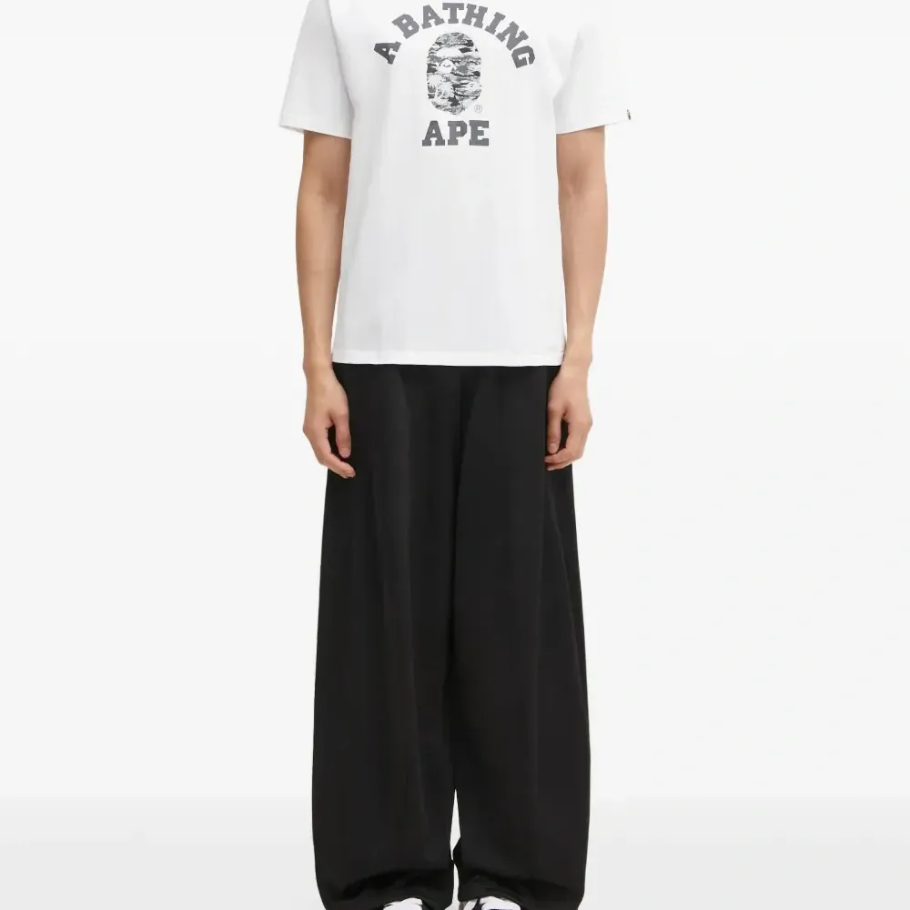 Футболка с графическим принтом "Колледж" и камуфляжным узором "Пальмовое дерево"