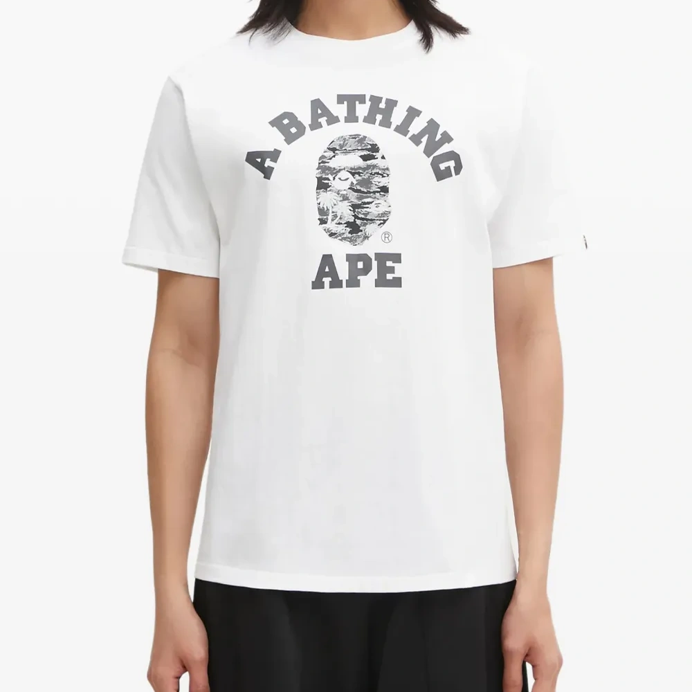 Футболка с графическим принтом "Колледж" и камуфляжным узором "Пальмовое дерево"