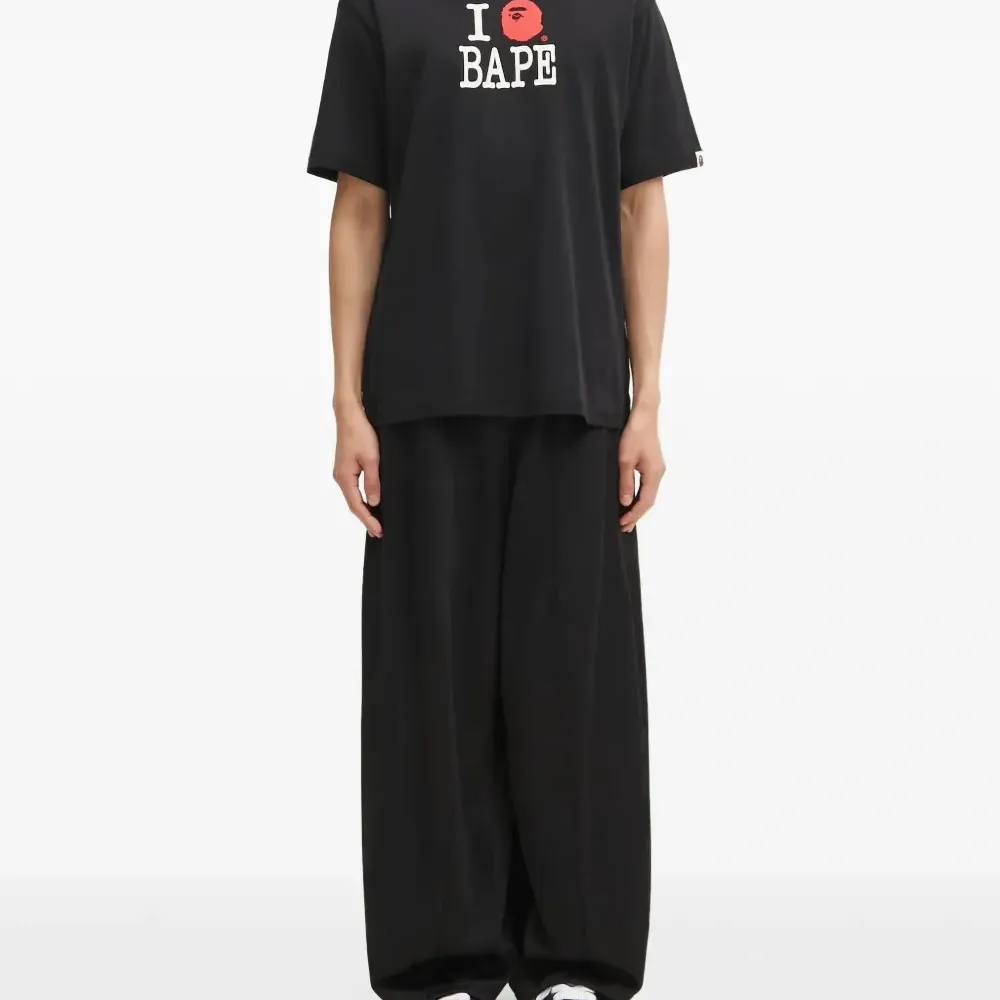 Футболка с логотипом наизнанку