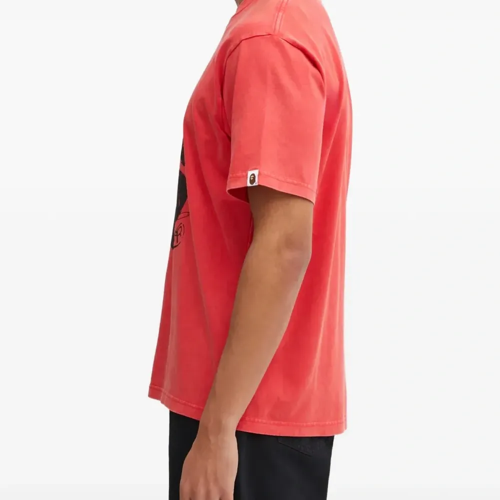 Футболка с графическим принтом и окрашенная в готовом виде Футболка с графическим принтом и окрашенная в готовом виде