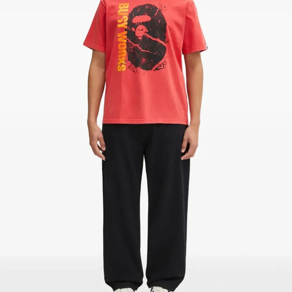 Футболка с графическим принтом и окрашенная в готовом виде Футболка с графическим принтом и окрашенная в готовом виде