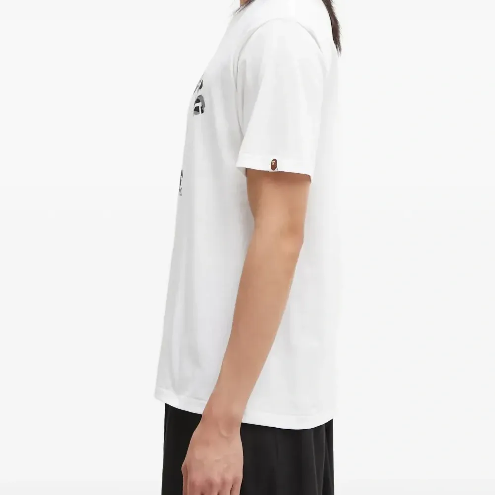 Футболка с принтом логотипа College и камуфляжным узором 1st Camo Футболка с принтом логотипа College и камуфляжным узором 1st Camo