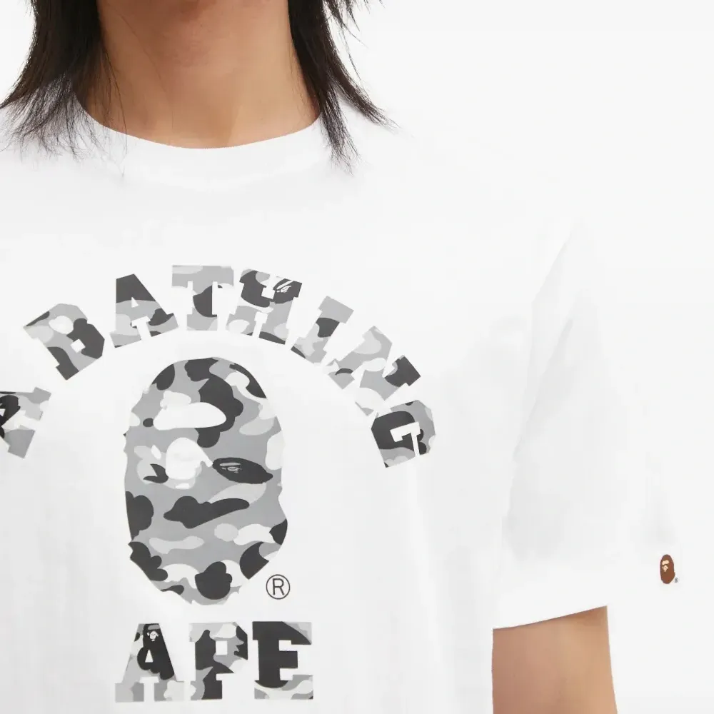 Футболка с принтом логотипа College и камуфляжным узором 1st Camo Футболка с принтом логотипа College и камуфляжным узором 1st Camo