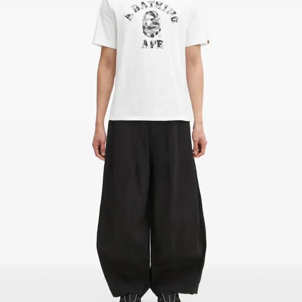 Футболка с принтом логотипа College и камуфляжным узором 1st Camo Футболка с принтом логотипа College и камуфляжным узором 1st Camo