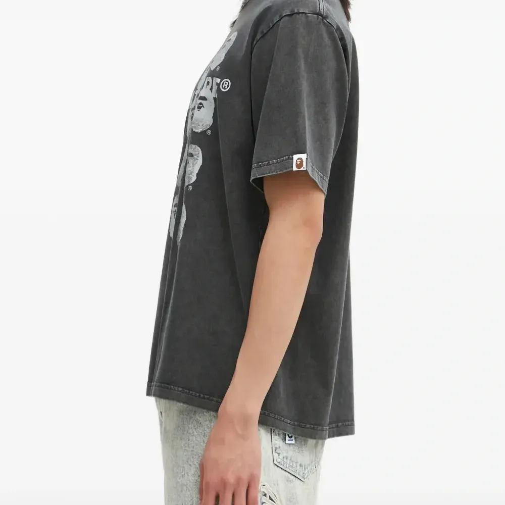 Футболка с логотипом и окрашиванием изделия