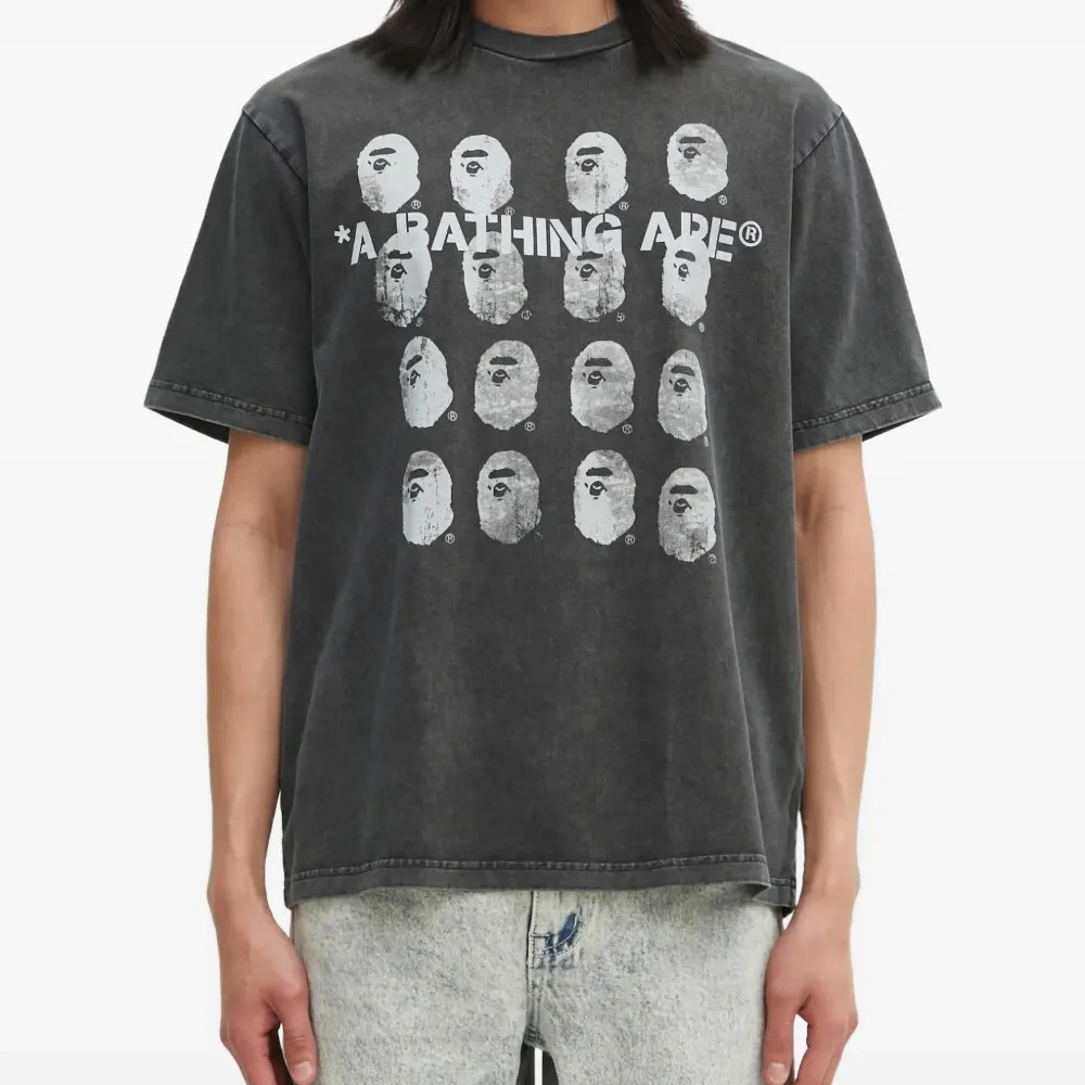 Футболка с логотипом и окрашиванием изделия