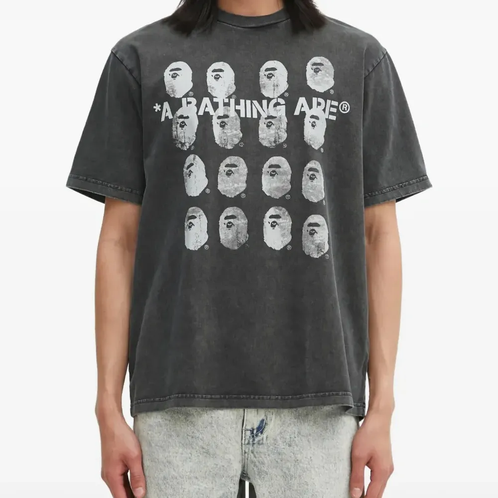 Футболка с логотипом и окрашиванием изделия