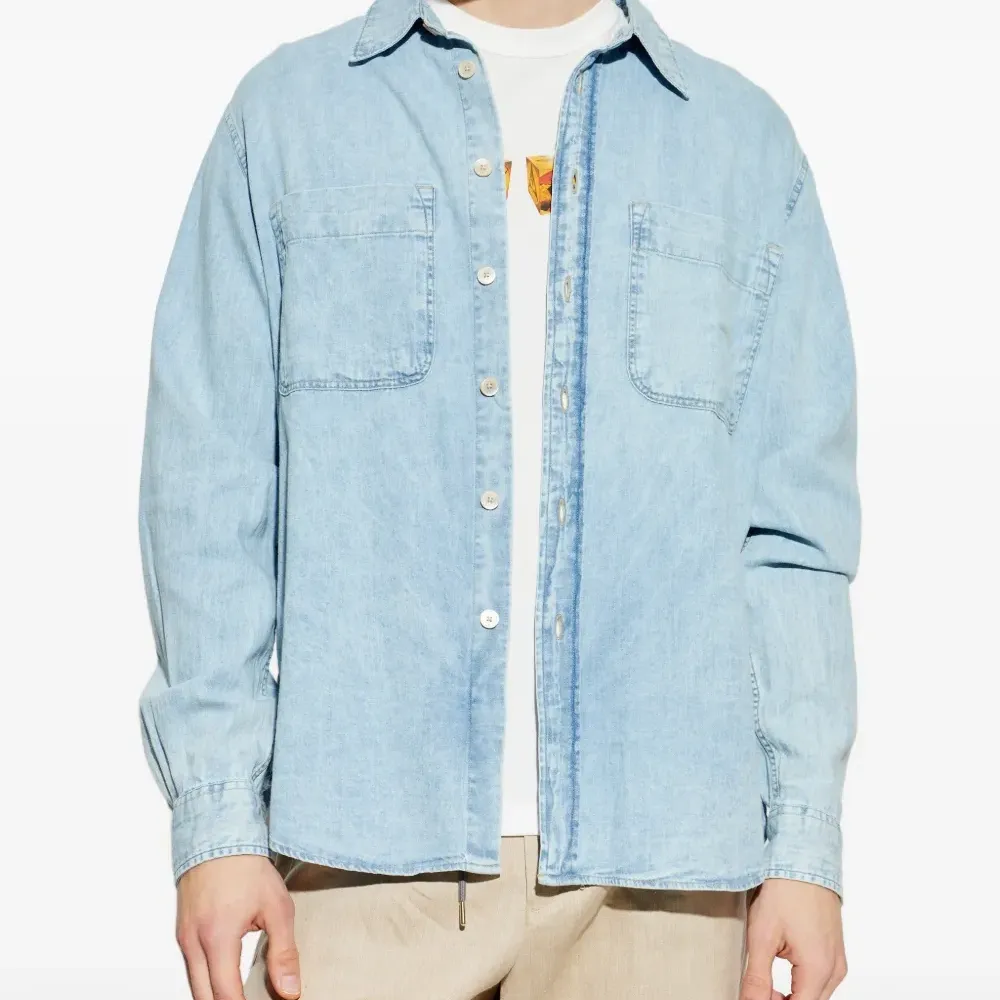 Джинсовая рубашка с застёжкой на пуговицы и карманом