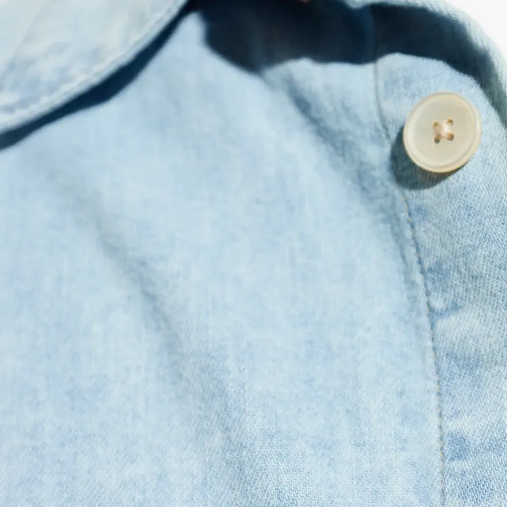 Джинсовая рубашка с застёжкой на пуговицы и карманом