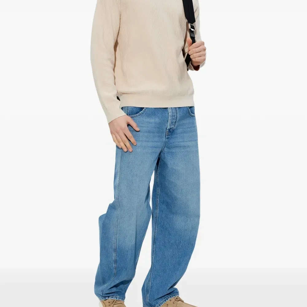 Вязаный свитер в рубчик с круглым вырезом