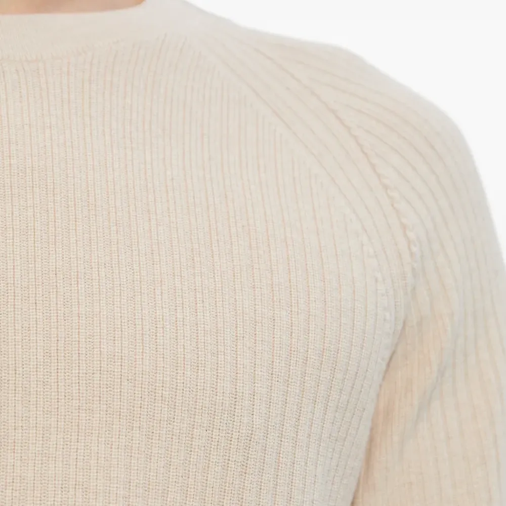 Вязаный свитер в рубчик с круглым вырезом