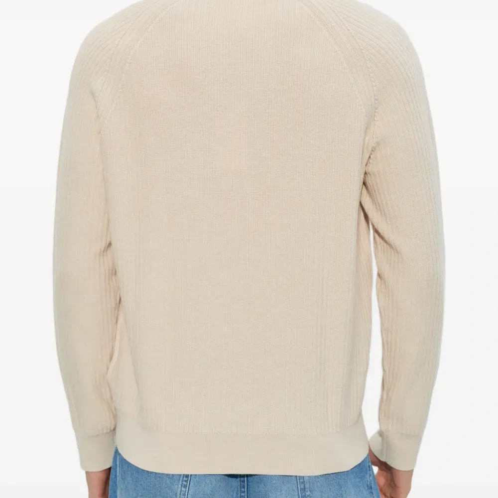 Вязаный свитер в рубчик с круглым вырезом