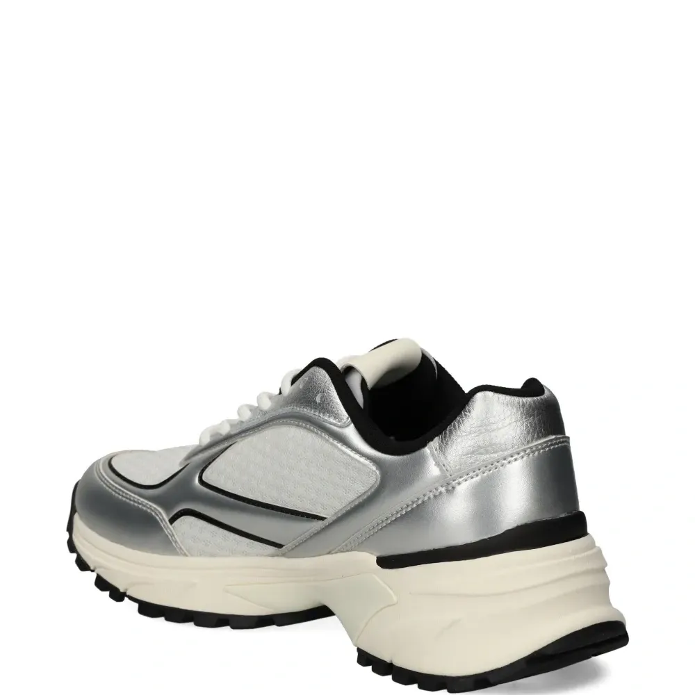 Кроссовки с логотипом