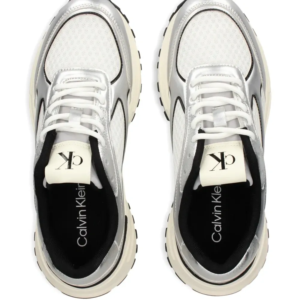 Кроссовки с логотипом