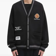 Кардиган с V-образным вырезом и нашивками