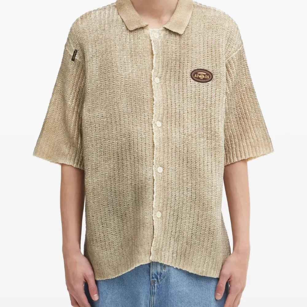 Рубашка на пуговицах с нашивками