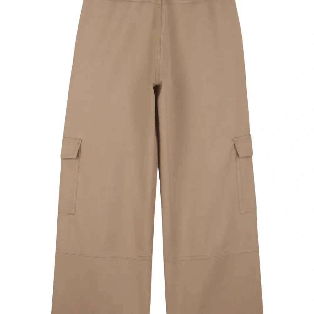 Брюки с накладными карманами