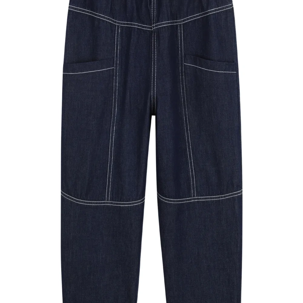 Джинсы с контрастной прострочкой и панелями