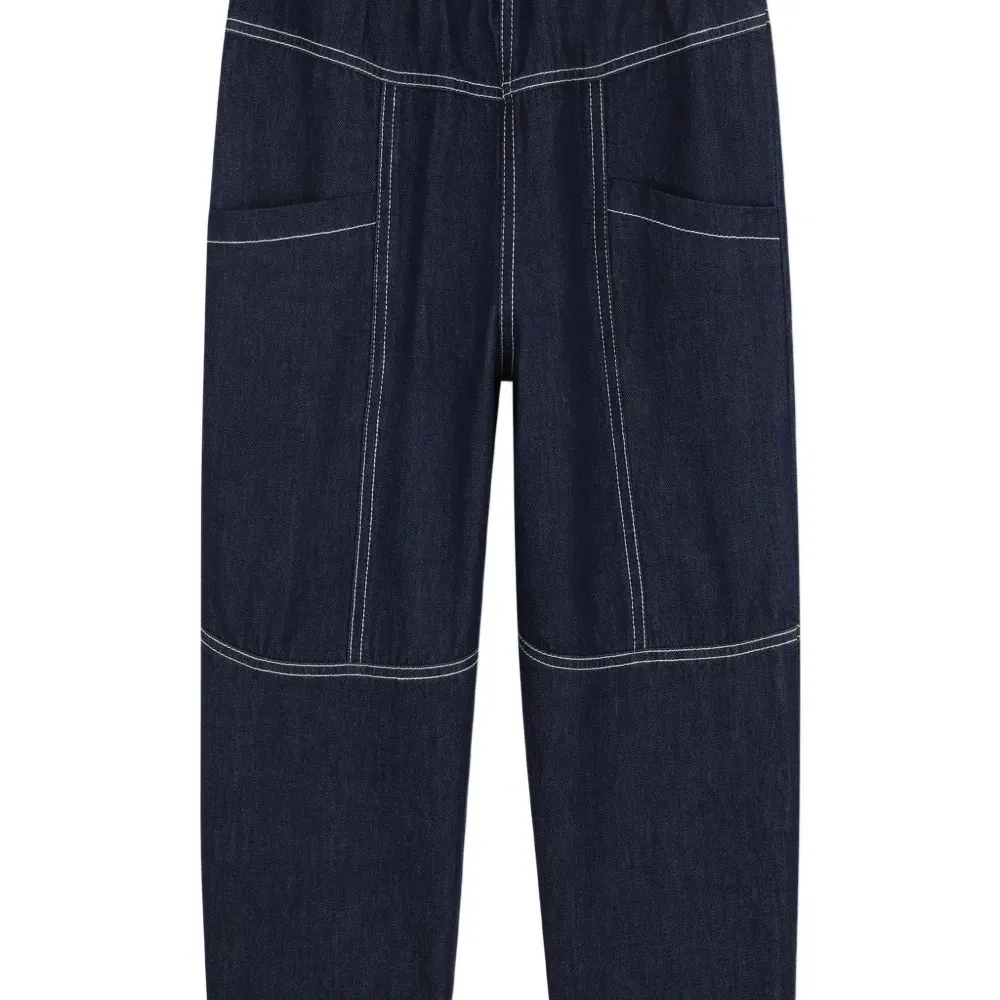 Джинсы с контрастной прострочкой и панелями