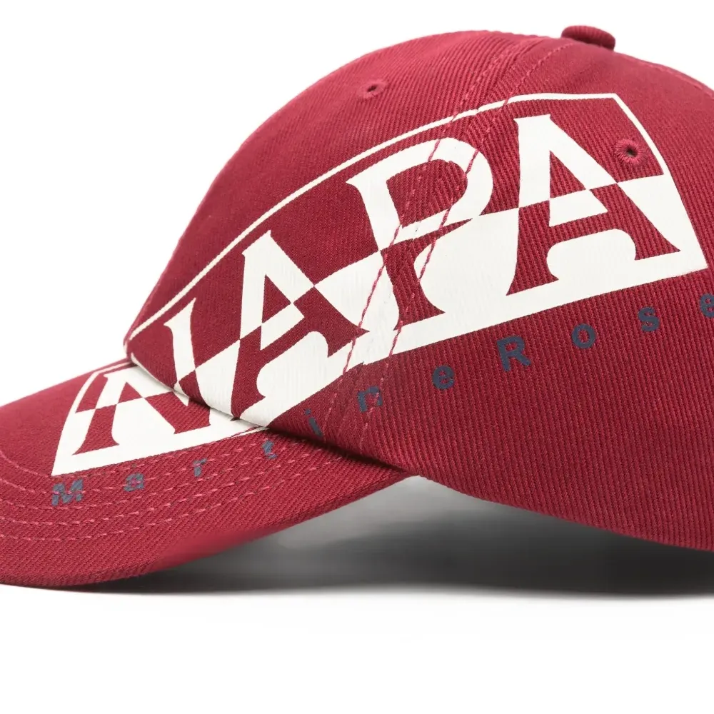 Бейсболка с логотипом