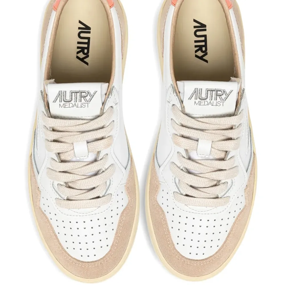 Кожаные кроссовки на шнуровке