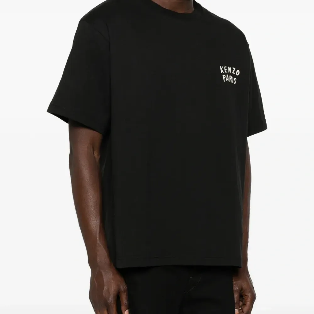 Футболка с вышитым логотипом