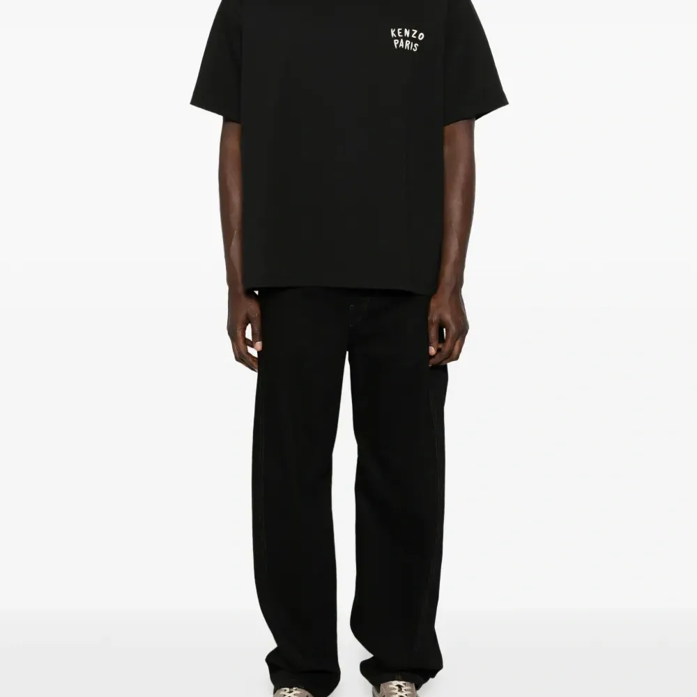 Футболка с вышитым логотипом