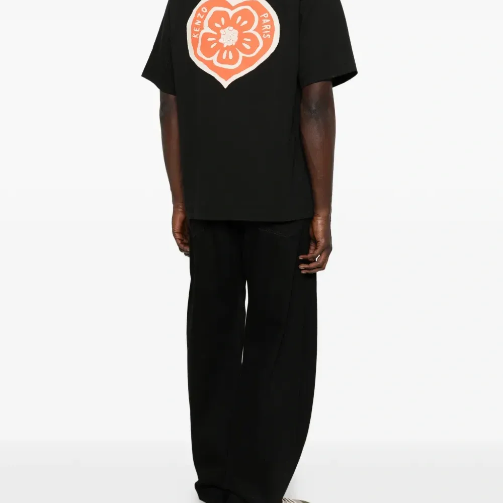 Футболка с вышитым логотипом