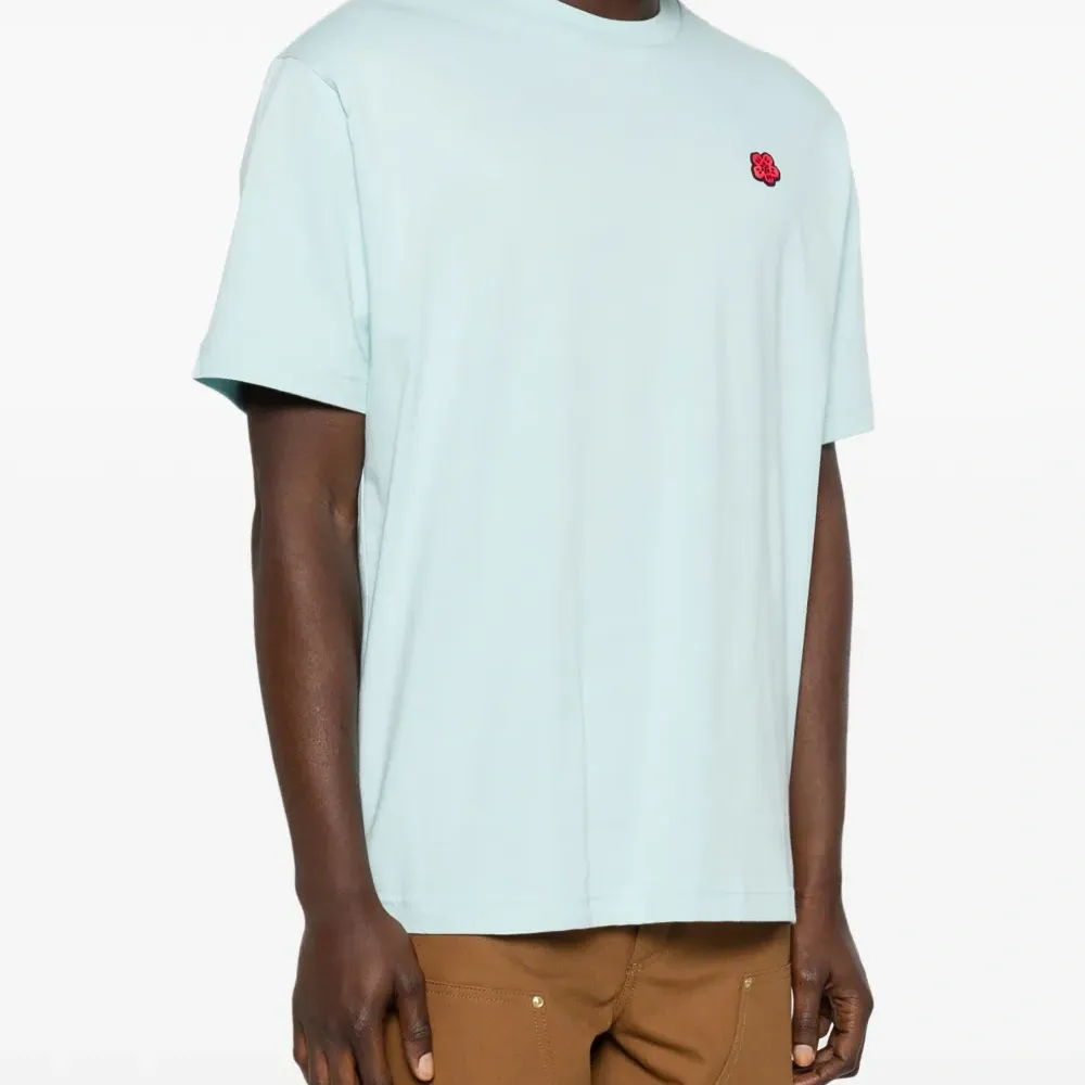 Футболка с вышивкой в виде цветка боке