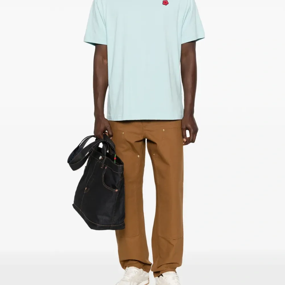 Футболка с вышивкой в виде цветка боке