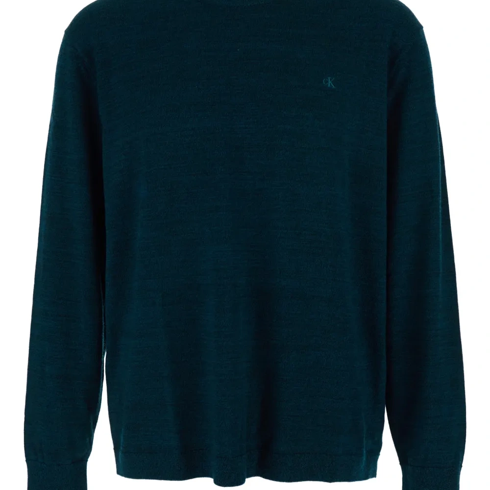 Свитер с вышитым логотипом