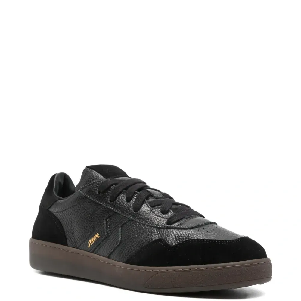 Кроссовки на шнуровке