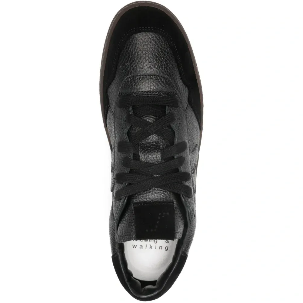 Кроссовки на шнуровке