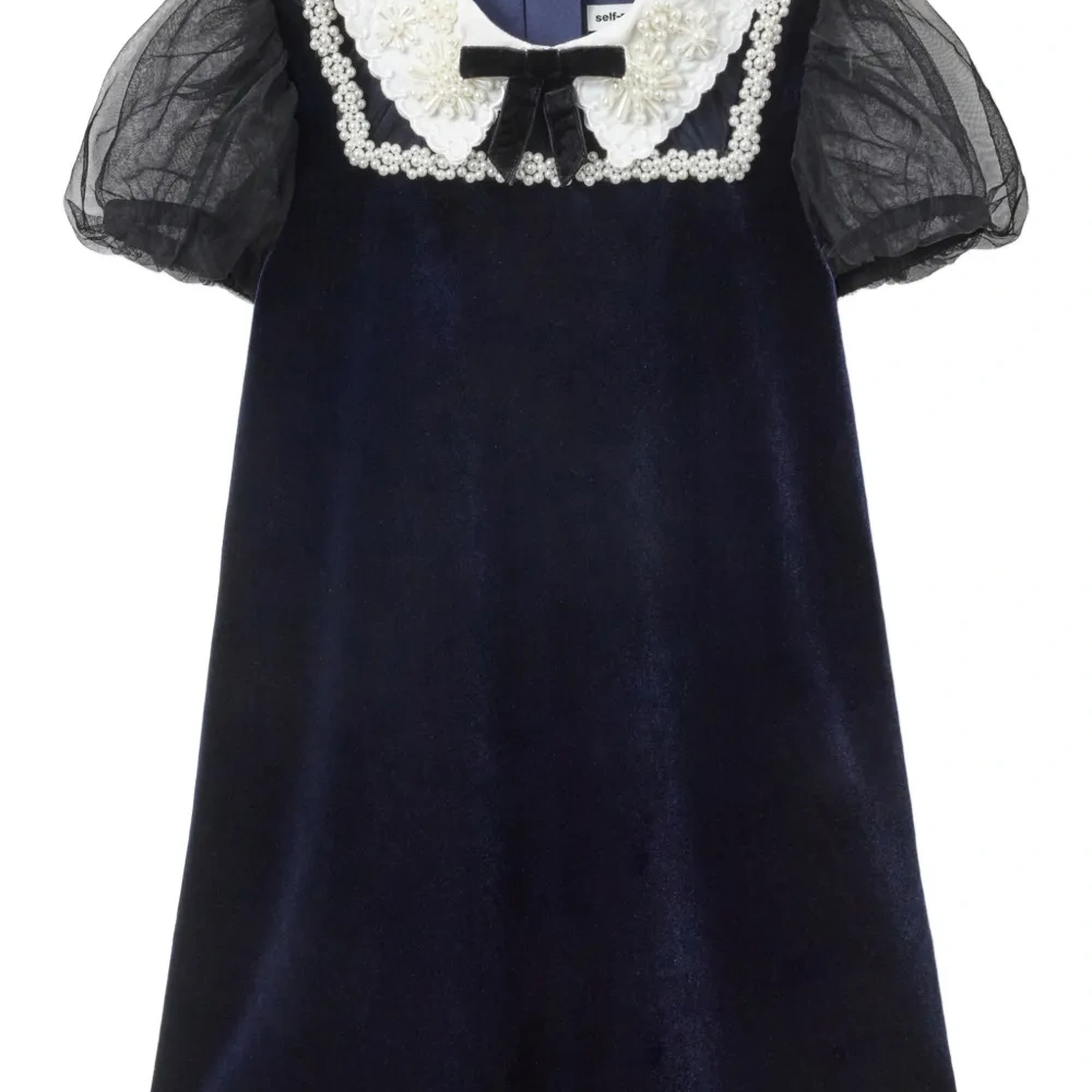 Платье с бантом и искусственными жемчужинами