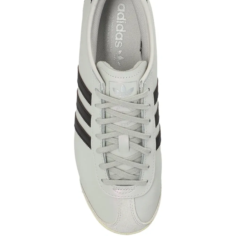 Кроссовки на шнуровке с полосками