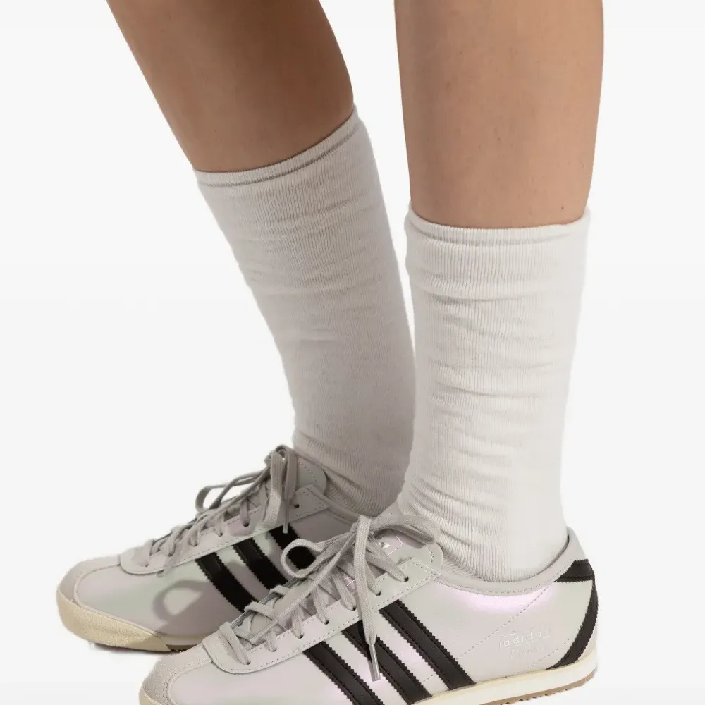 Кроссовки на шнуровке с полосками