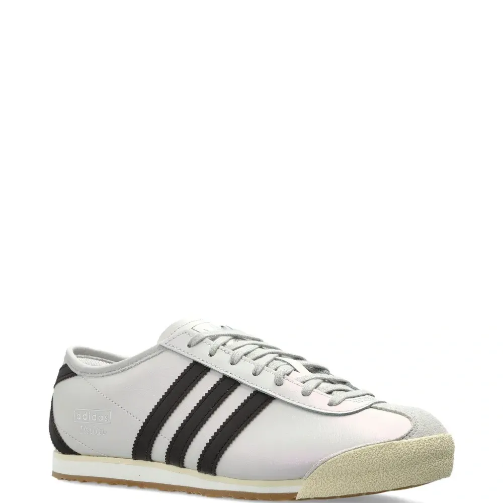 Кроссовки на шнуровке с полосками