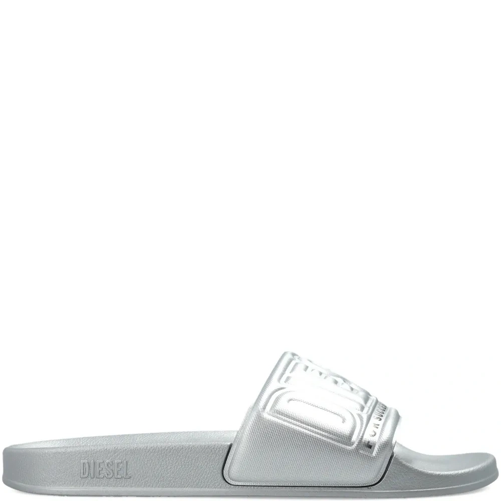 Шлёпанцы с тиснённым логотипом