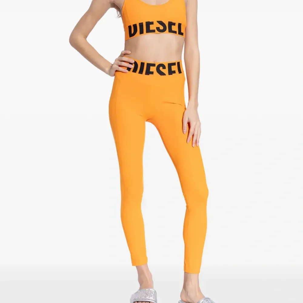 Шлёпанцы с тиснённым логотипом