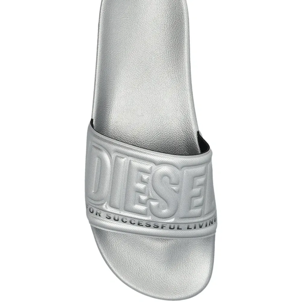 Шлёпанцы с тиснённым логотипом