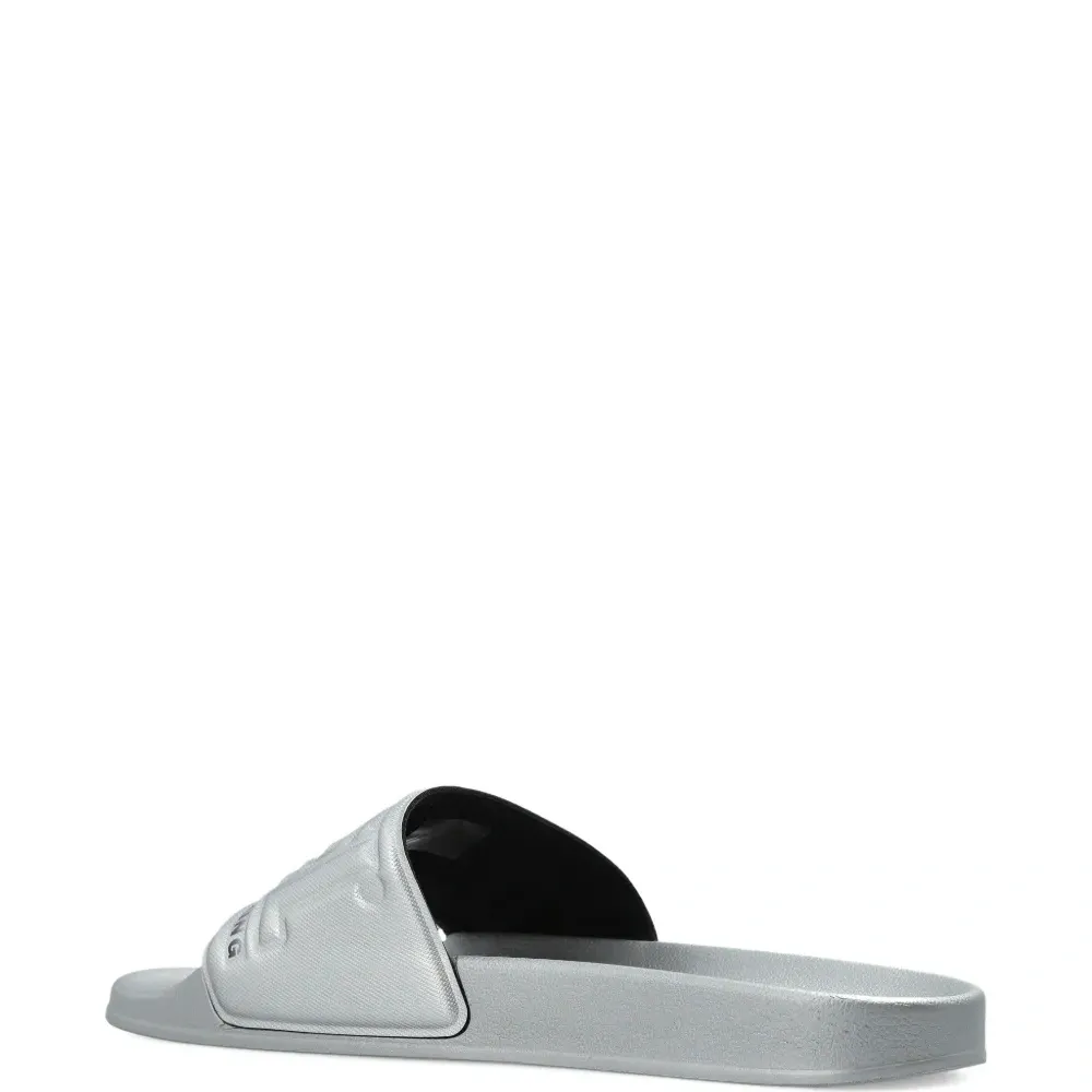 Шлёпанцы с тиснённым логотипом