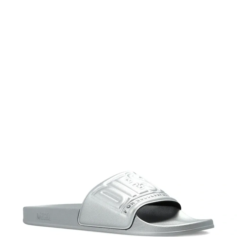 Шлёпанцы с тиснённым логотипом