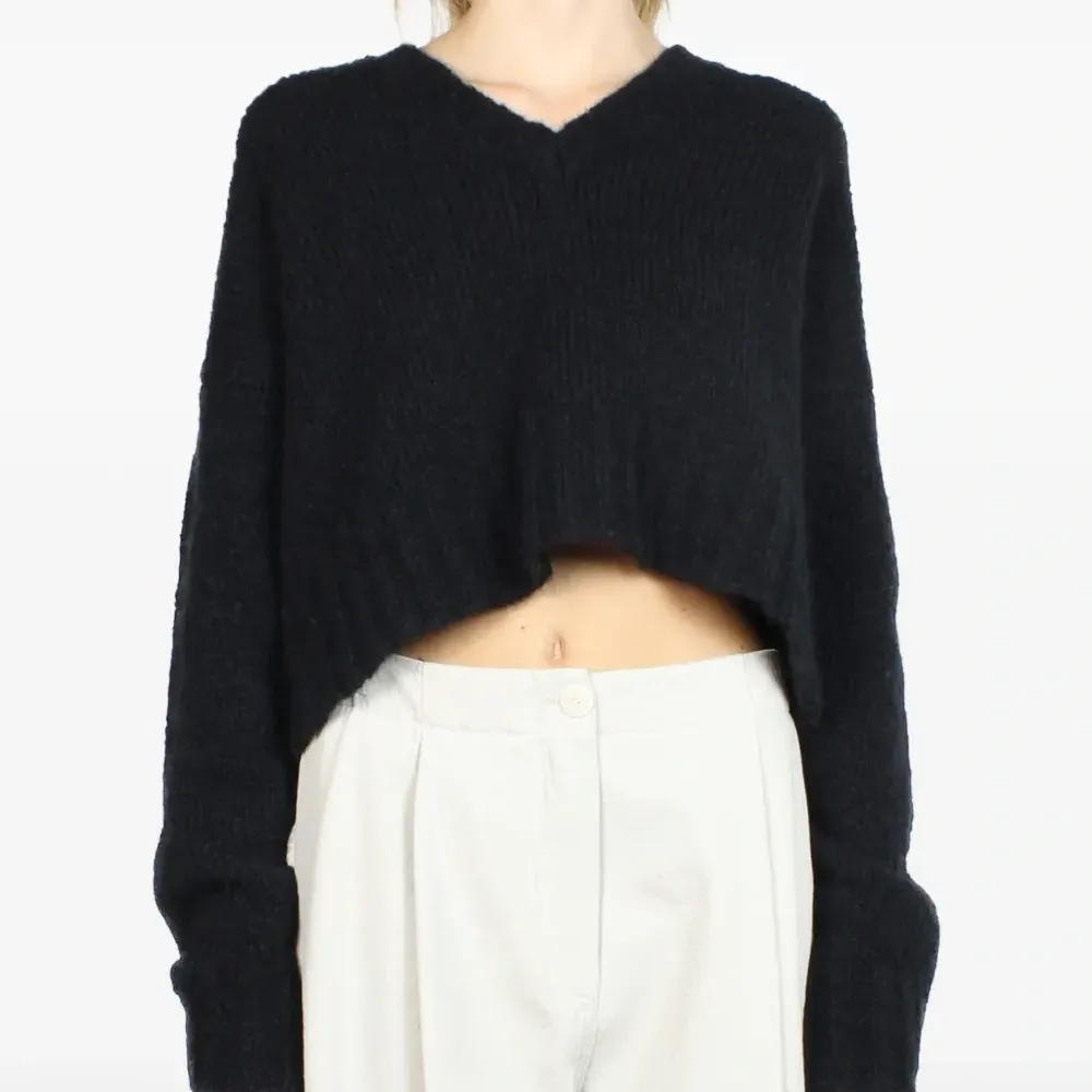 Укороченный свитер с V-образным вырезом