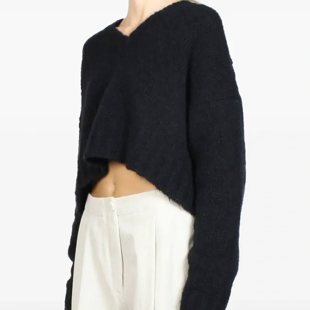 Укороченный свитер с V-образным вырезом