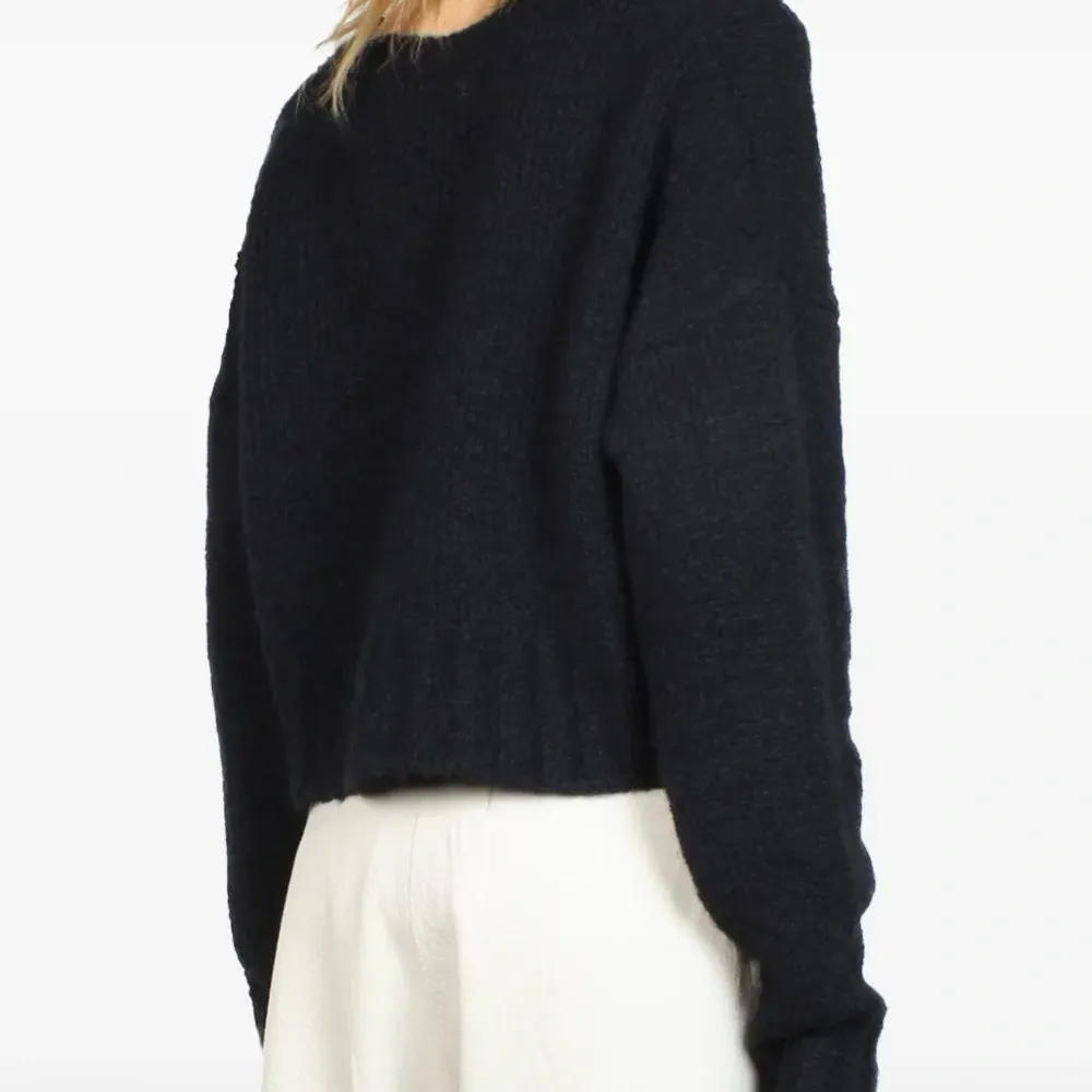 Укороченный свитер с V-образным вырезом