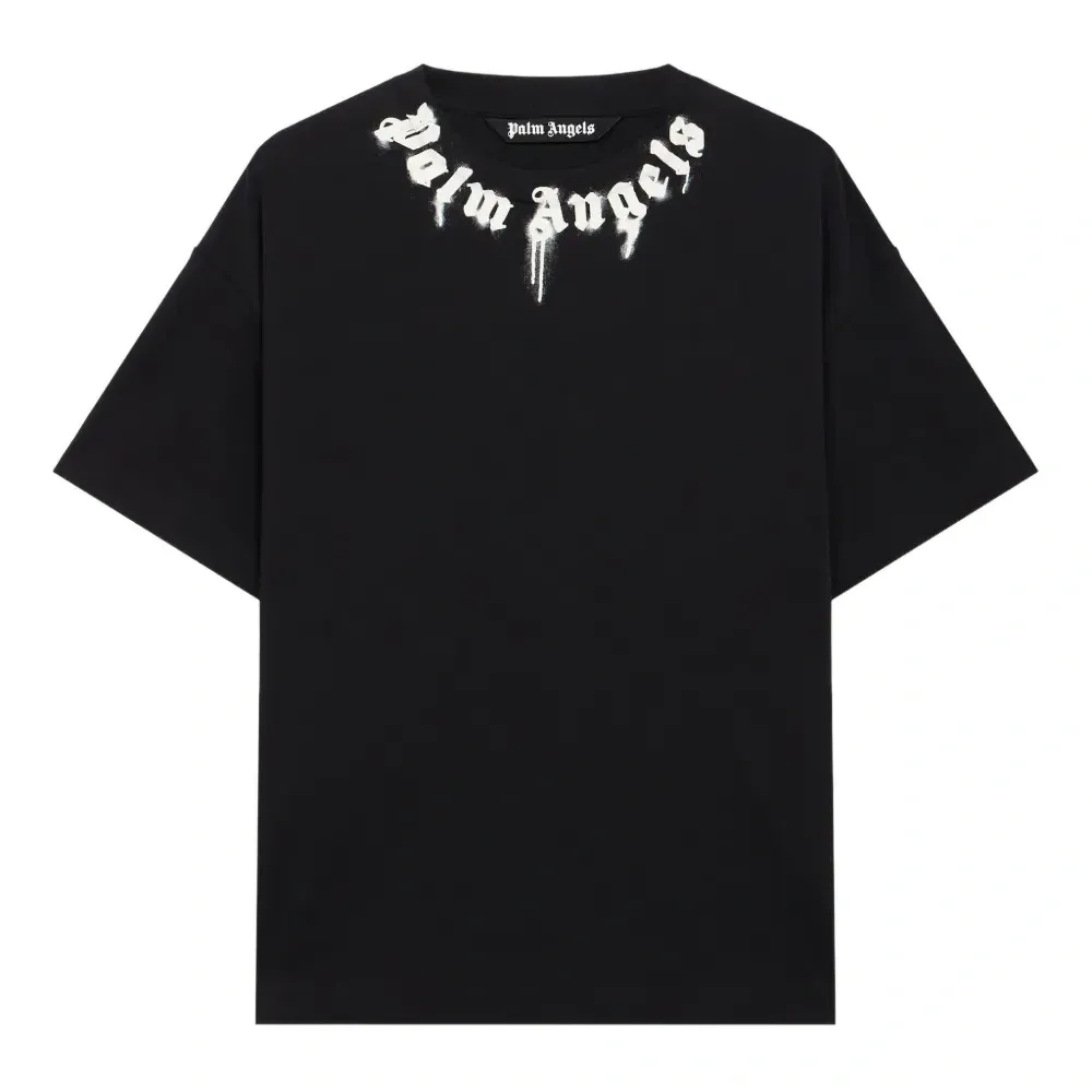 Футболка с нанесённым логотипом на воротнике