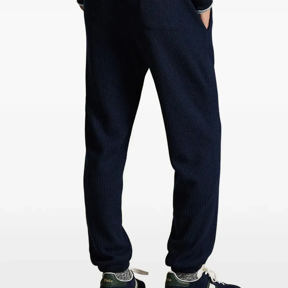 Спортивные брюки на завязках