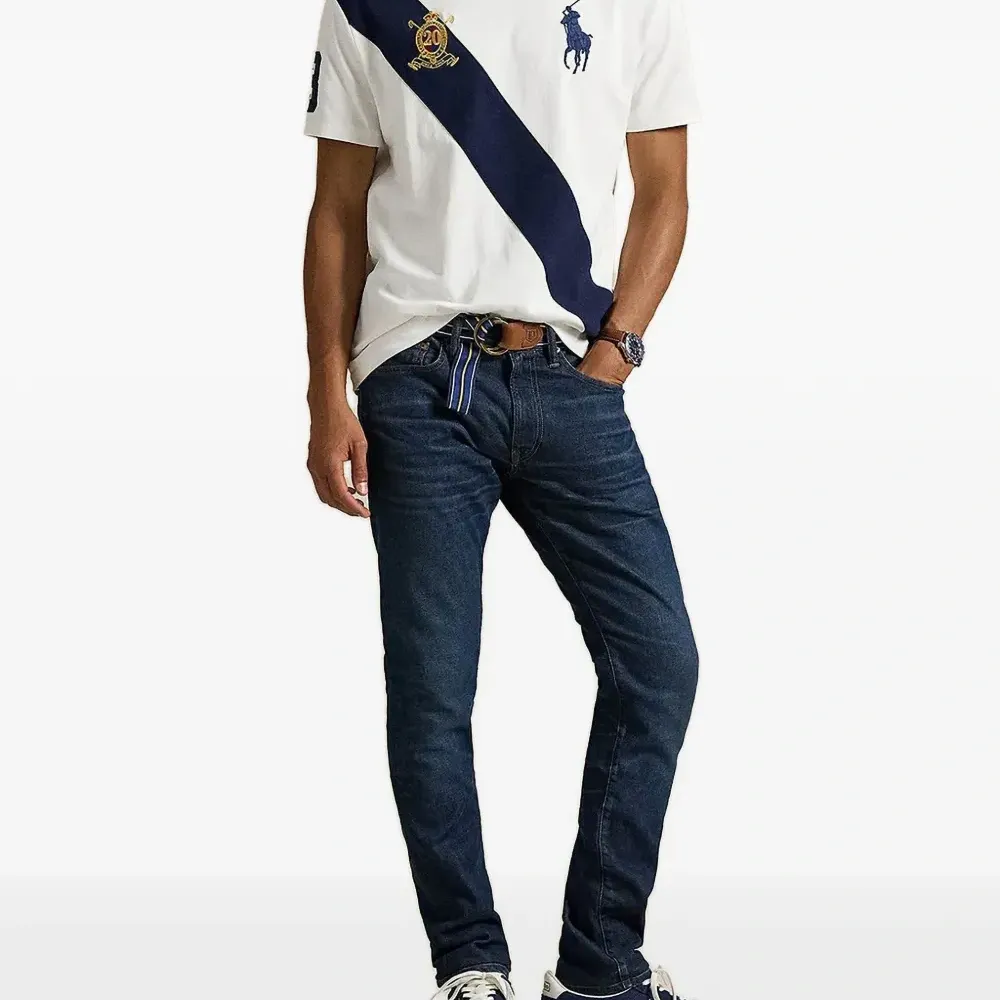 Футболка с вышитым логотипом и диагональными полосами