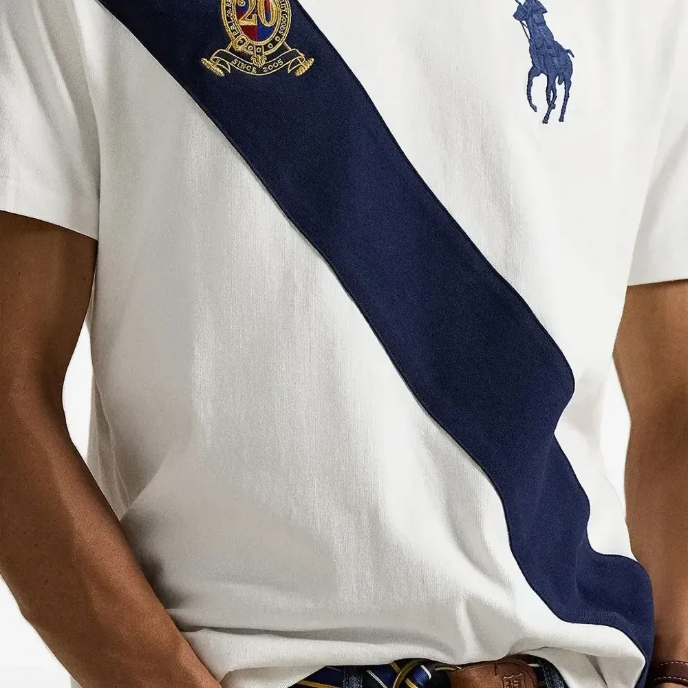 Футболка с вышитым логотипом и диагональными полосами